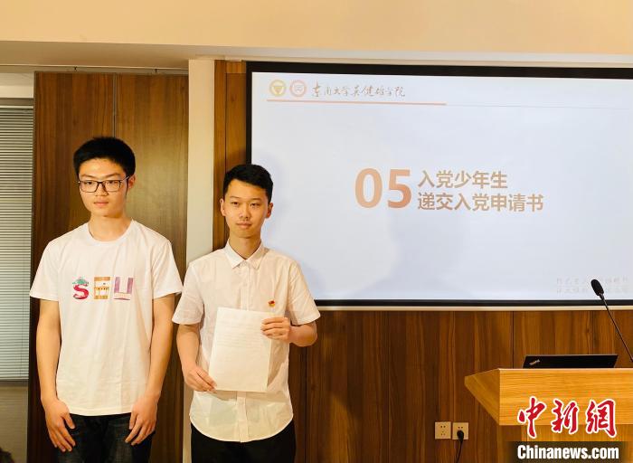 东南大学信息科学与工程学院2018级本科生张乐宇递交入党申请书。　申冉 摄
