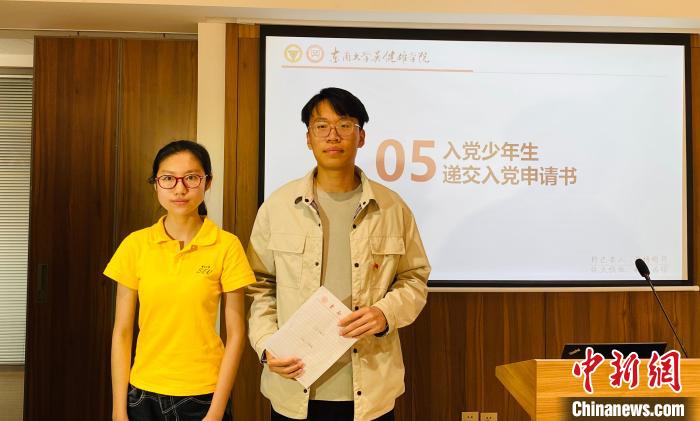 今年3月刚满18岁的东南大学经济管理学院2018级本科生齐宣畅递交入党申请书。　申冉 摄