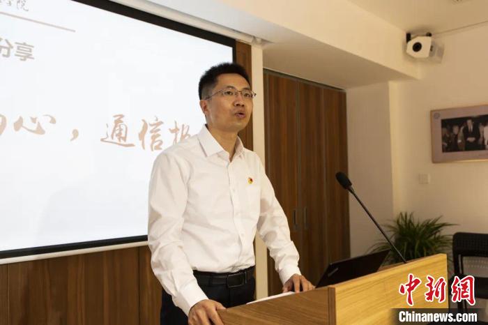 江苏青年五四奖章获得者、东南大学信息科学与工程学院青年教授张川代表三位同学的导师发言。　杭添 摄