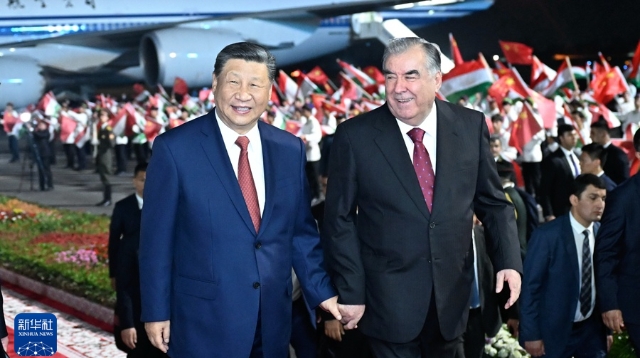 习近平抵达杜尚别开始对塔吉克斯坦进行国事访问