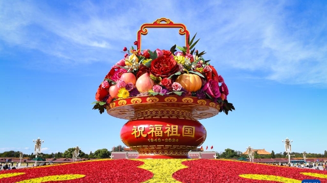“祝福祖国”蔬果花篮亮相天安门广场